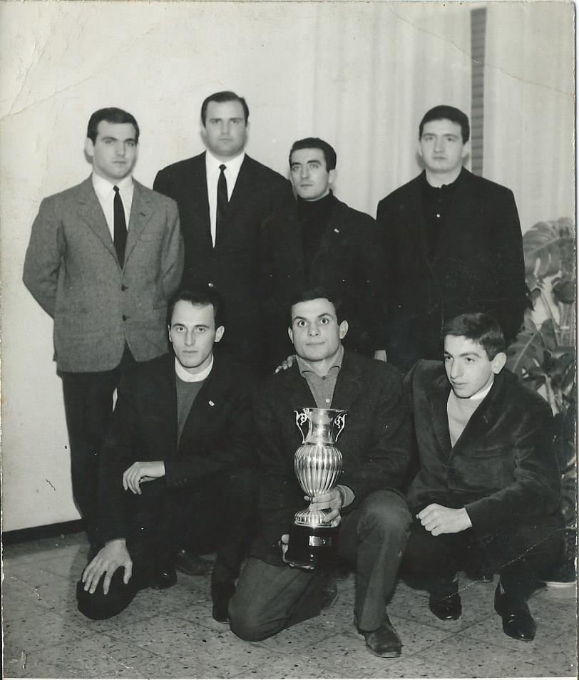 Franco Bergonzi, in ginocchio, a sinistra della coppa.